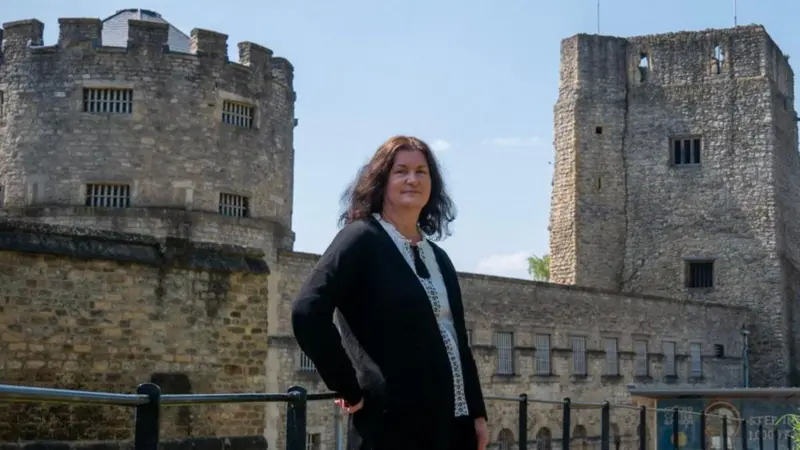 Katherine Newman trabaja en el Castillo y Prisión de Oxford. Castillo de Oxford