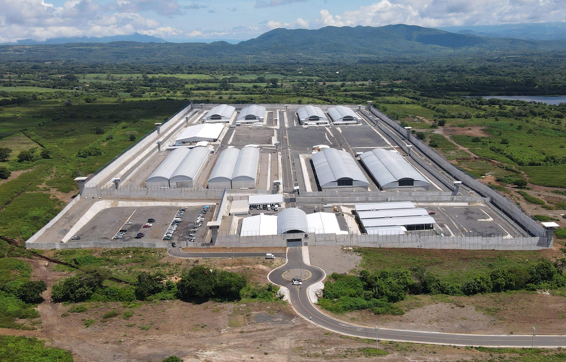 El Centro de Confinamiento del Terrorismo (Cecot), la megacárcel símbolo de la "guerra" contra las pandillas del presidente Nayib Bukele en El Salvador