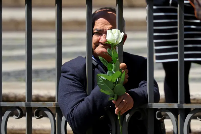 Antonio Siracusa, una de las personas que recibieron al papa Francisco a su llegada a la Basílica de Santa María la Mayor. Reuters