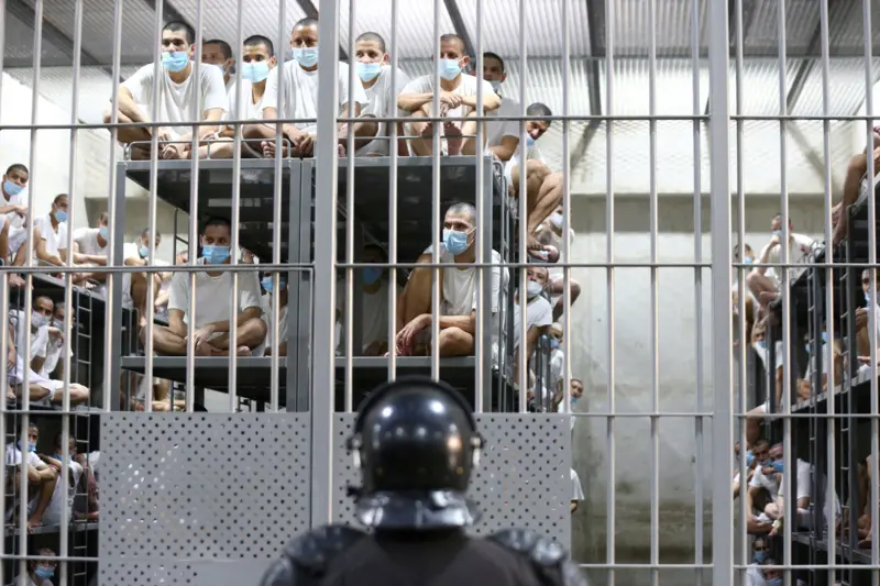 Decenas de migrantes han sido trasladados a la prisión del Cecot en El Salvador desde Estados Unidos sin pasar por los tribunales. Reuters