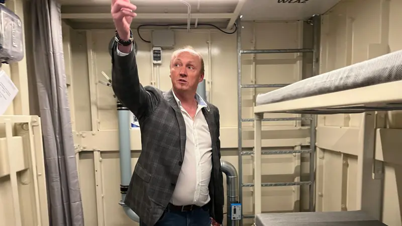 Janusz dice que recibe decenas de consultas a la semana de polacos que buscan comprar refugios antiaéreos.