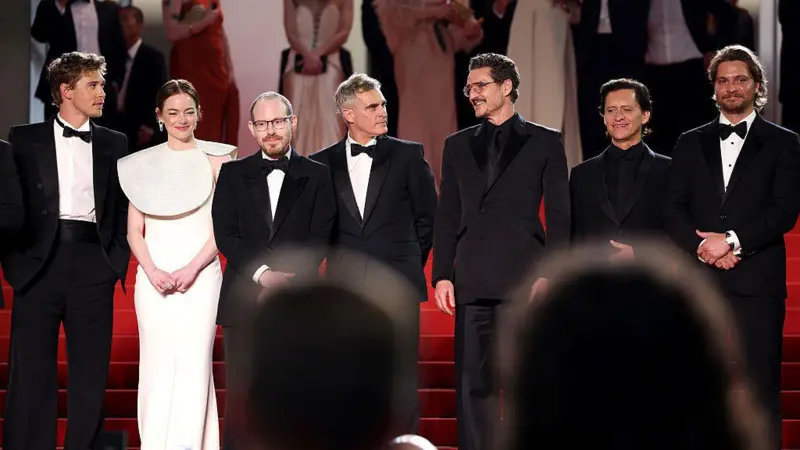 Austin Butler, Emma Stone, Ari Aster, Joaquin Phoenix, Pedro Pascal, Clifton Collins y Luke Grimes en la alfombra roja de "Eddington" durante el Festival de Cine de Cannes. Getty Images