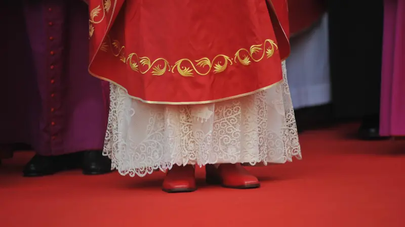 Los zapatos rojos de Benedicto XVI fueron una parte notable de su papado, usados como símbolo de poder y estatus.