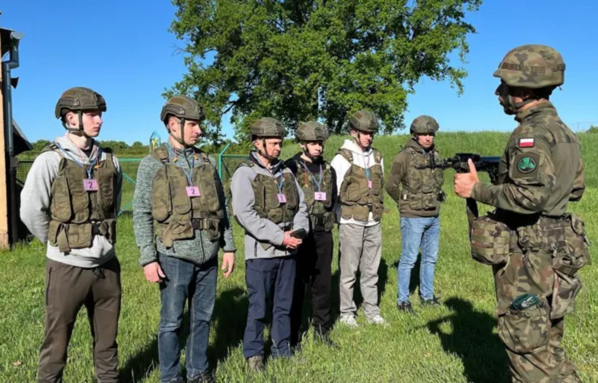 El programa de entrenamiento militar está saturado y el gobierno polaco planea expandirlo para capacitar a todos los varones adultos del país.