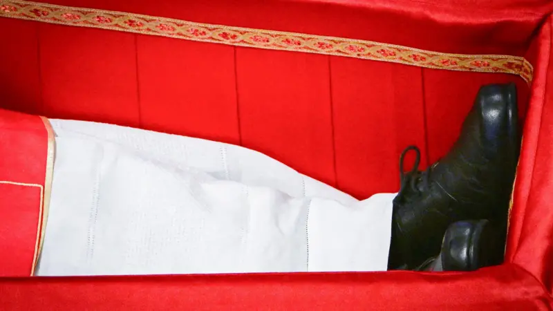 El papa Francisco, en su féretro, con zapatos negros en los pies. Getty Images