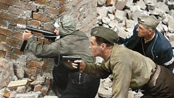 Wanda (izquierda), de unos quince años, luchando en la resistencia polaca en el levantamiento de Varsovia de 1944.