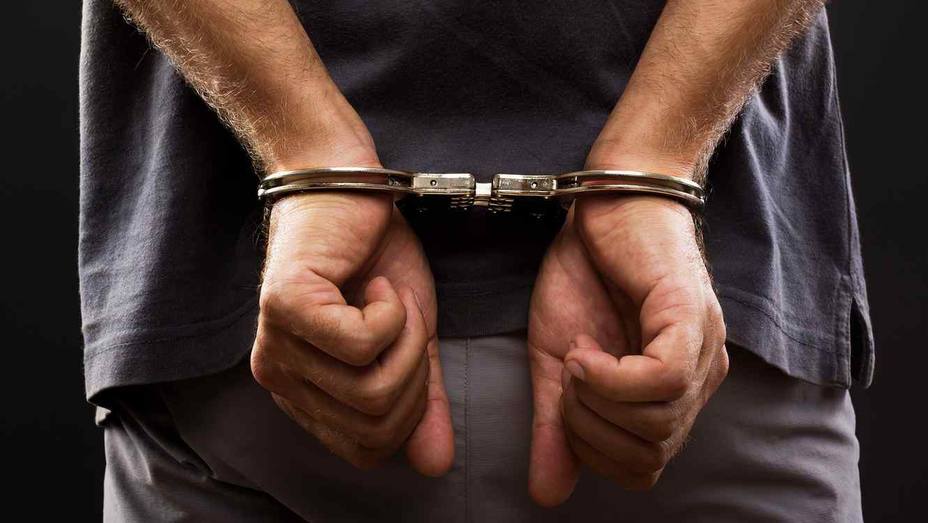 Detenido preso esposas carcel