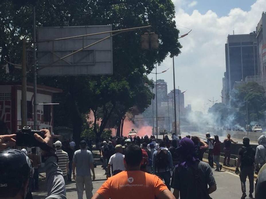denuncian-que-gnb-lanzo-gas-rojo-manifestantes_96040.jpg