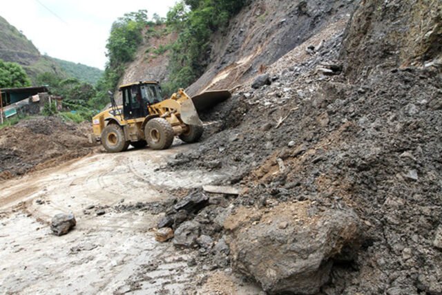 Deslizamiento de tierra obstaculiza la carretera vieja Petare-Guarenas