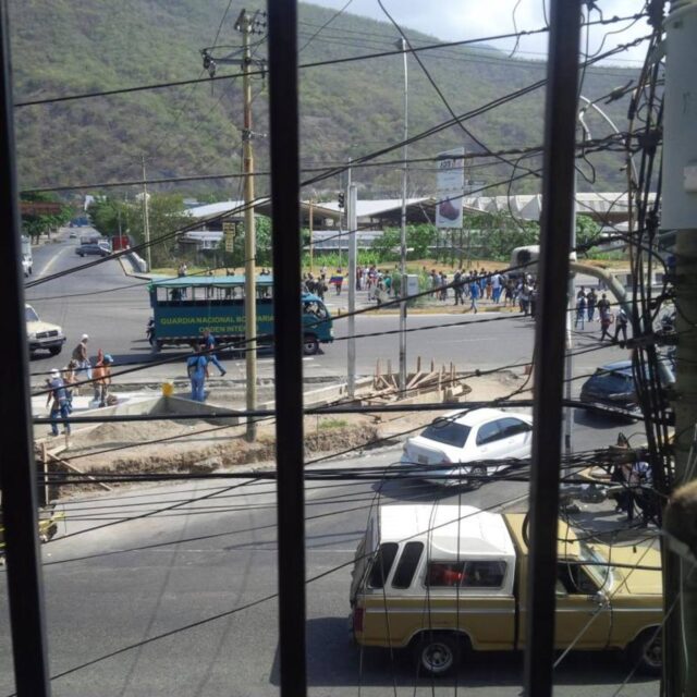 Estudiantes protestan en la avenida intercomunal de Guarenas