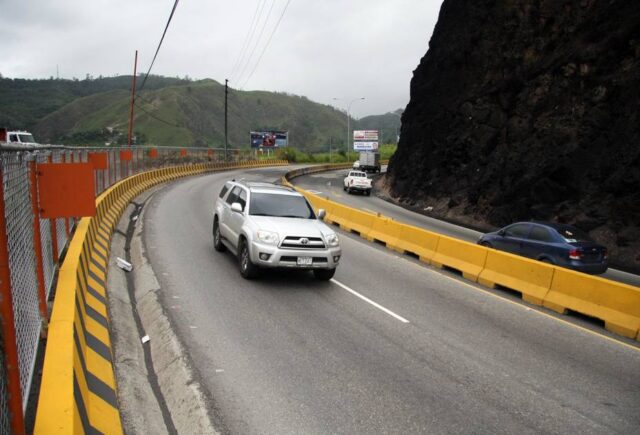 Delincuentes asaltan unidad de transporte público en la Panamericana