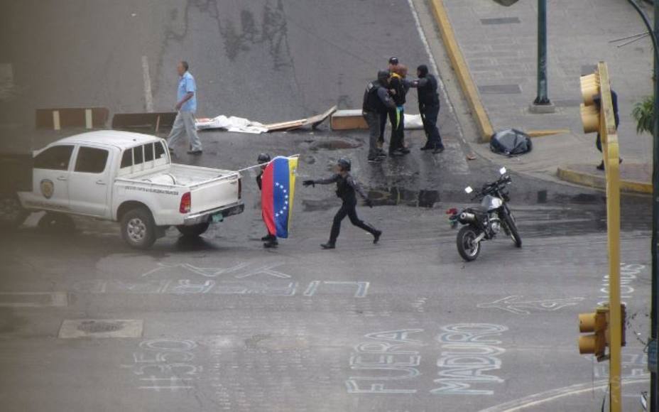 funcionarios-policiales-reprimieron-manifestantes-california_178735.jpg