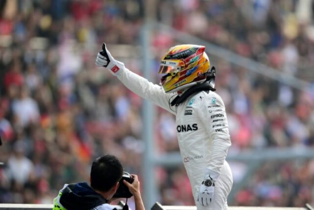 Hamilton sorprende a Vettel con sexta pole seguida