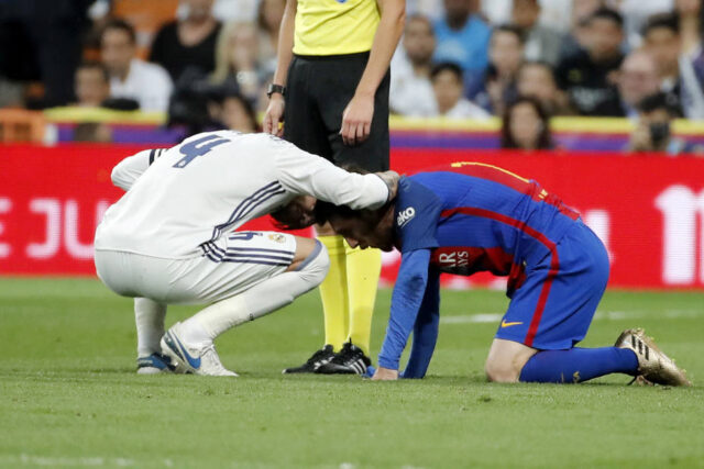 Messi quedó con la boca ensangrentada tras fuerte contacto