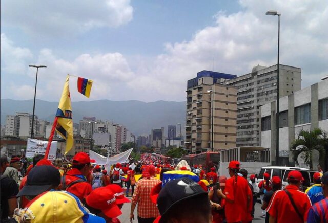 Oficialistas hostigaron a periodista en marcha convocada por Maduro