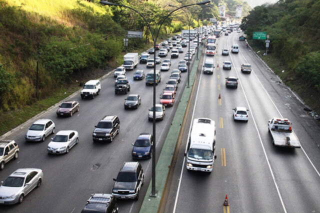 [FOTOS] Restringieron autopista GMA por vehículo que se incendió