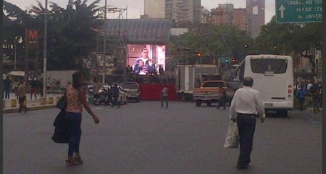 Tarima en la avenida México restringe el paso vehicular