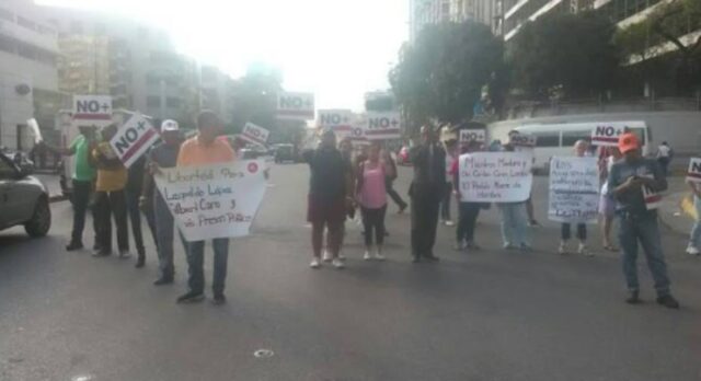 Vecinos cerraron el paso en la avenida principal de Los Cortijos