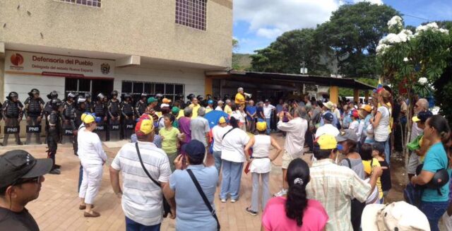 Adultos mayores se concentran en la Defensoría de Nueva Esparta