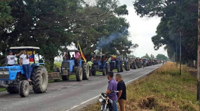 Agricultores realizan "Mega Tractorazo" contra la Constituyente