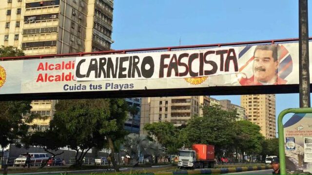 "Carneiro fascista", la pancarta que adorna las calles de Vargas
