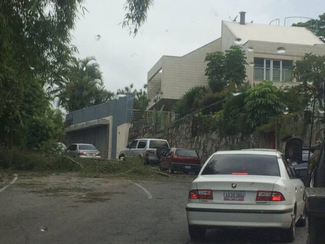 Con barricadas cierran accesos a El Hatillo