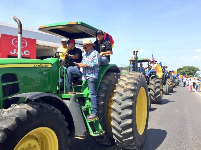Conductores de tractores agrícolas se suman a protesta en Lara