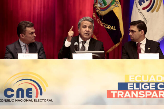 Ecuador cierra proceso electoral con entrega de credenciales a Lenin Moreno