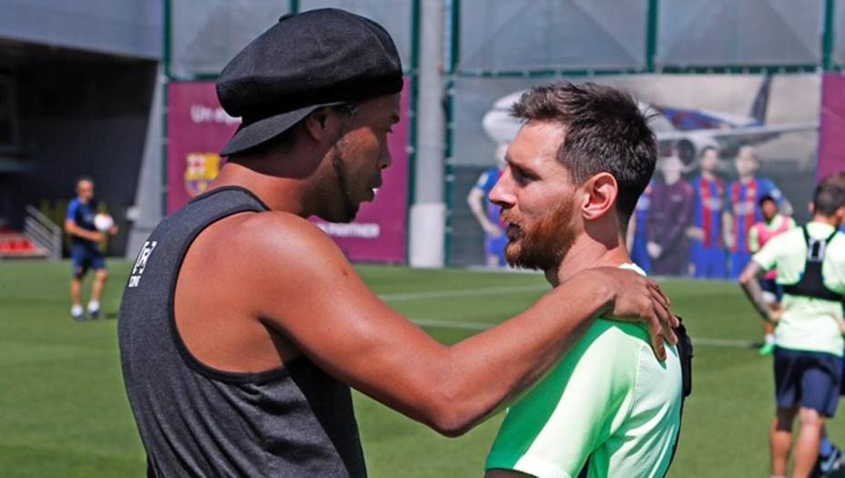 emotivo-reencuentro-entre-messi-ronaldinho-barcelona_184025.jpg