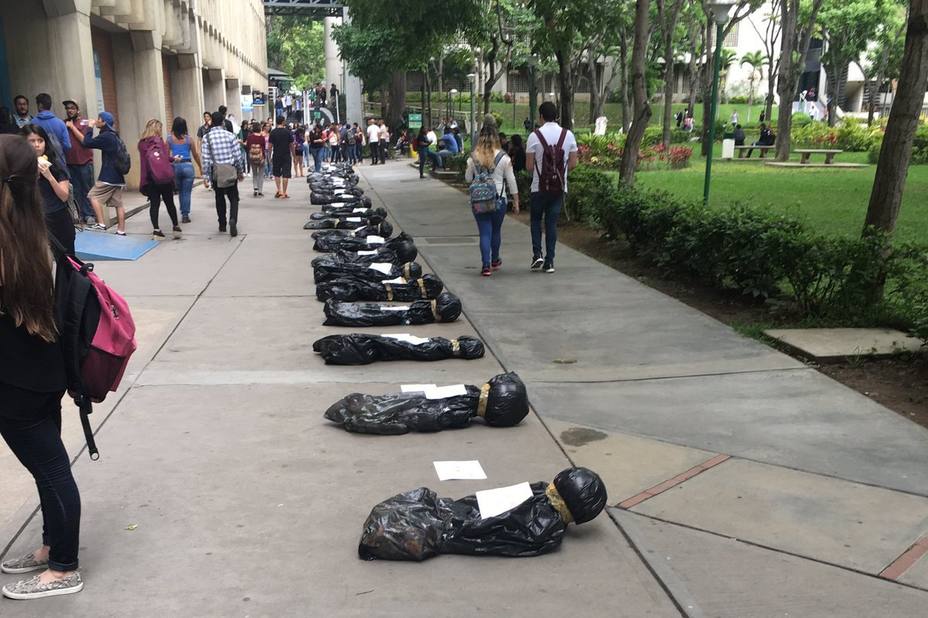 estudiantes-ucab-realizan-protesta-simbolica-honor-los-caidos_181708.jpg