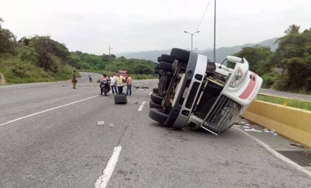 Gandola que transportaba gas doméstico se volcó en la GMA