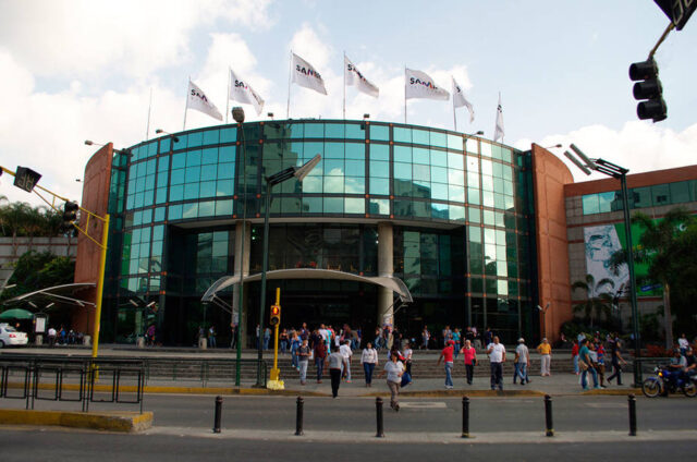 Un hombre y su hija perdieron la vida al caer del último piso en un centro comercial
