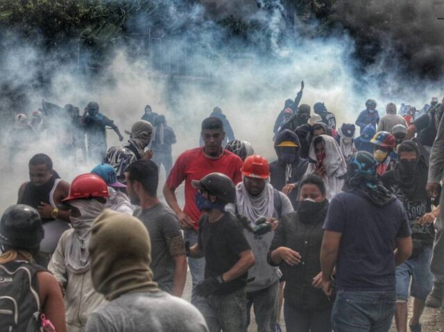 Más de 25 heridos y saqueos durante violencia en Altos Mirandinos