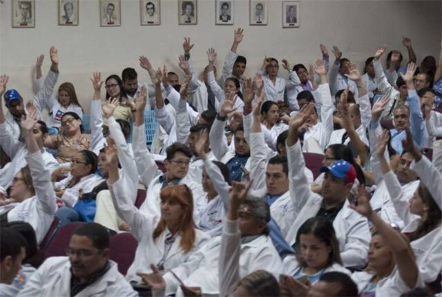 Médicos larenses irán a paro indefinido por crisis en el sector salud