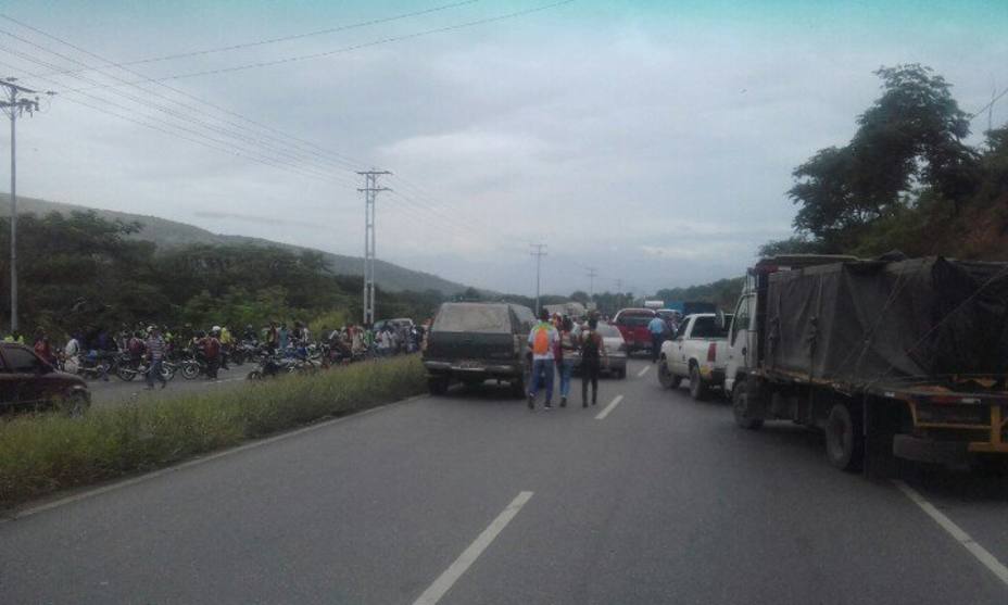 motorizados-cerraron-carretera-nacional-cagua-villa-como-protesta_183757.jpg