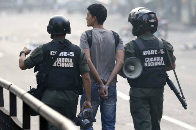 Las detenciones de opositores marcan la campaña a 13 días de las elecciones en Venezuela