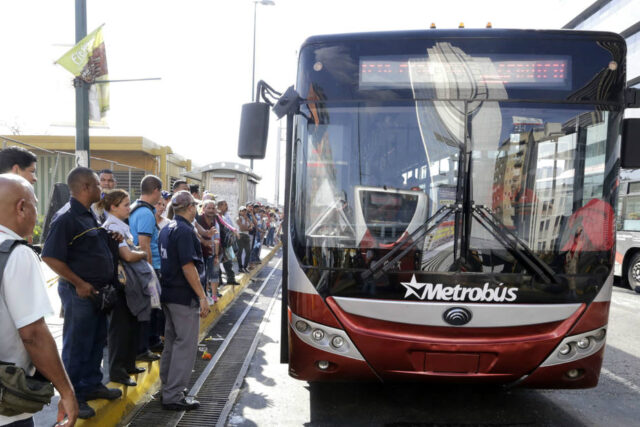 10 rutas de Metrobús se mantienen suspendidas