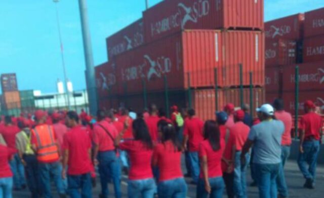 Trabajadores del Puerto de la Guaira protestan por fallas en los sueldos