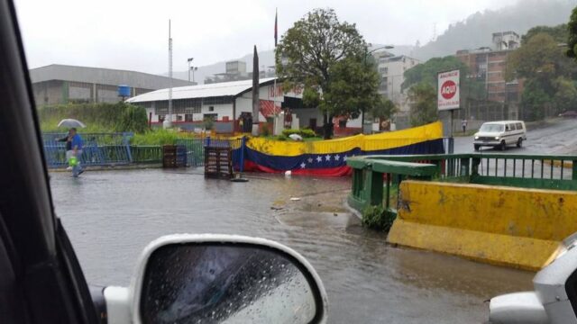 Trancaron vía de la Trinidad con una Bandera Nacional