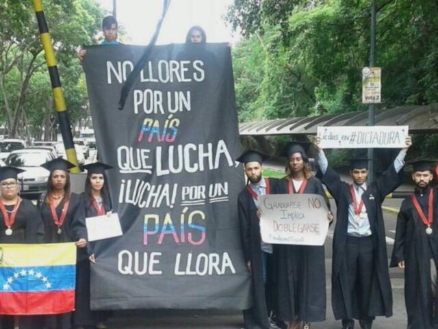 Egresados de la UCV protestaron contra la Constituyente