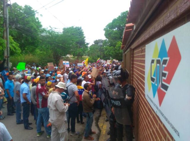 Marcha opositora llegó al CNE de Nueva Esparta