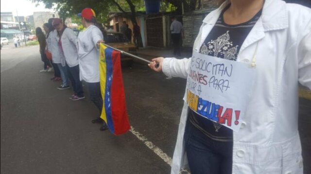 Médicos de San Cristóbal realizan cadena humana por la salud