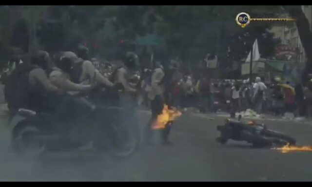 Momento en que PNB fue impactado por bomba molotov