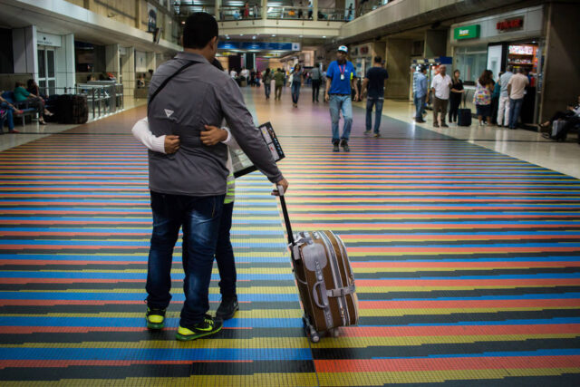 Afirman que al menos 30% de los venezolanos mantiene su intención de migrar