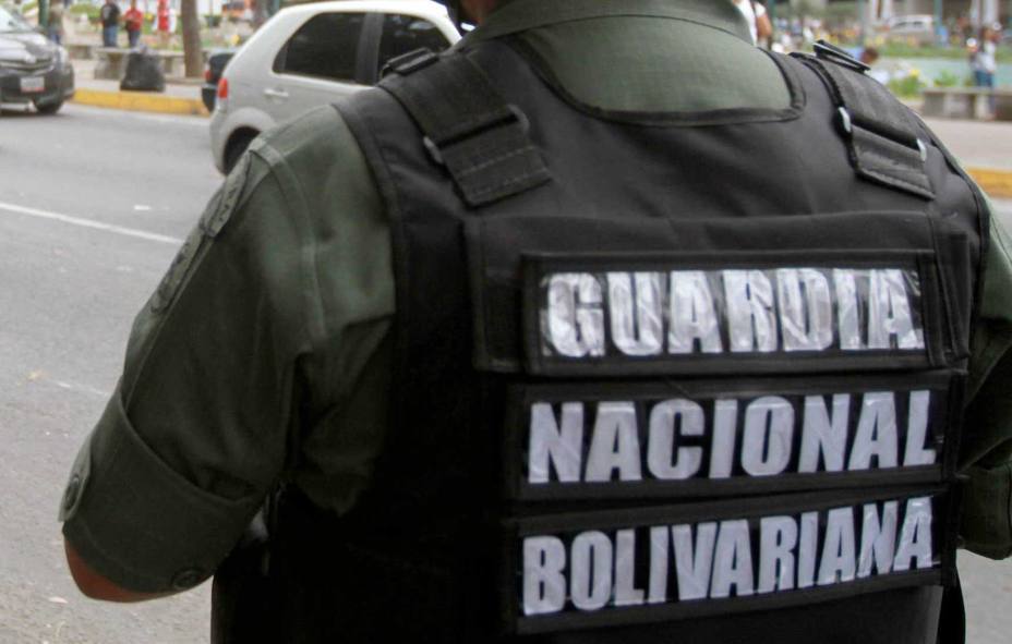 Gobierno dice que detuvo a cuatro personas por transportar casi 300 paquetes de marihuana
