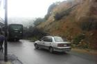 Tránsito de vehículos intermitente en carretera de El Junquito por derrumbe
