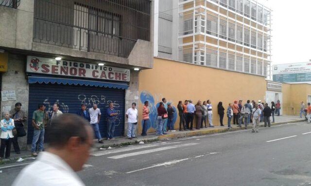 Demora en apertura de mesas en colegio Jesús María Sifontes en Los Teques