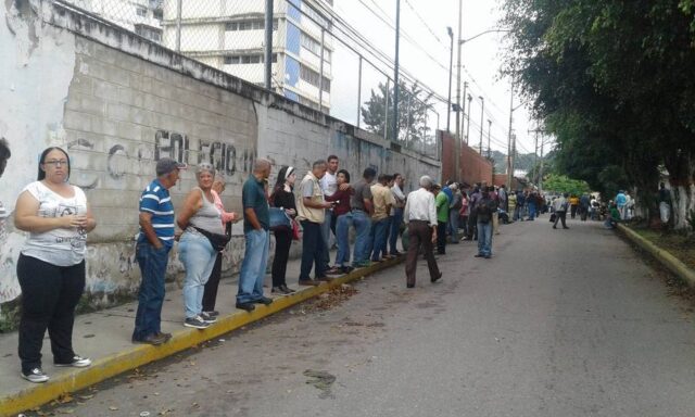 Denuncian retraso en apertura de centro de votación Uptanca en Los Teques