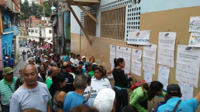 Electores llenan centros de votación en Petare