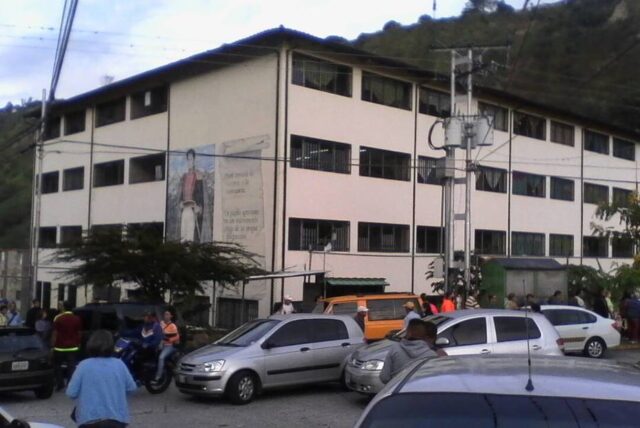 Falla en máquinas retrasa el inicio de la votación en escuela de Mérida